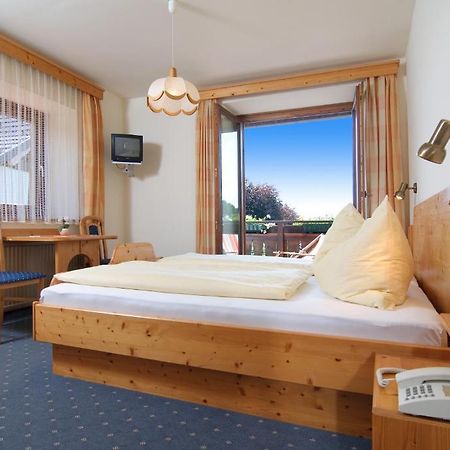 ホテル Hubertushof Latschach ober dem Faakersee 部屋 写真