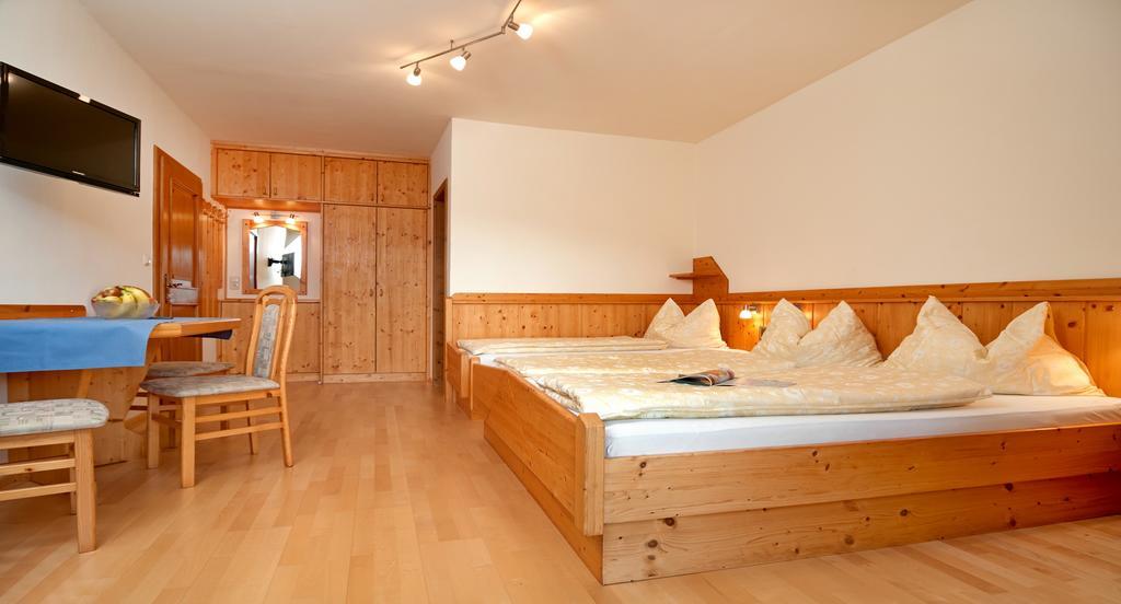 ホテル Hubertushof Latschach ober dem Faakersee エクステリア 写真