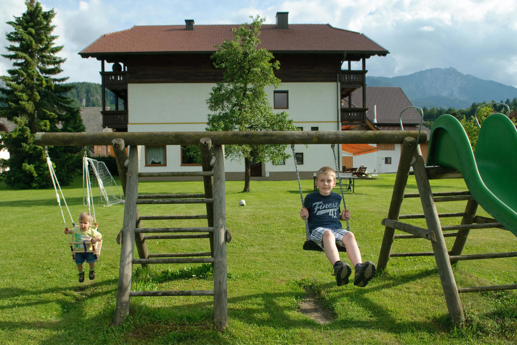 ホテル Hubertushof Latschach ober dem Faakersee エクステリア 写真