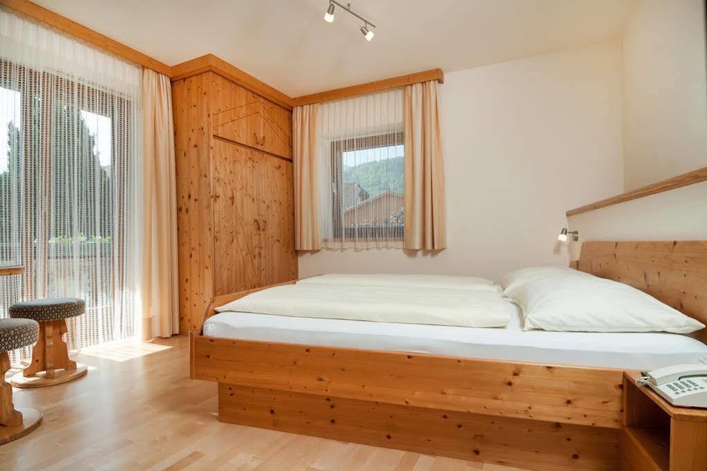 ホテル Hubertushof Latschach ober dem Faakersee エクステリア 写真